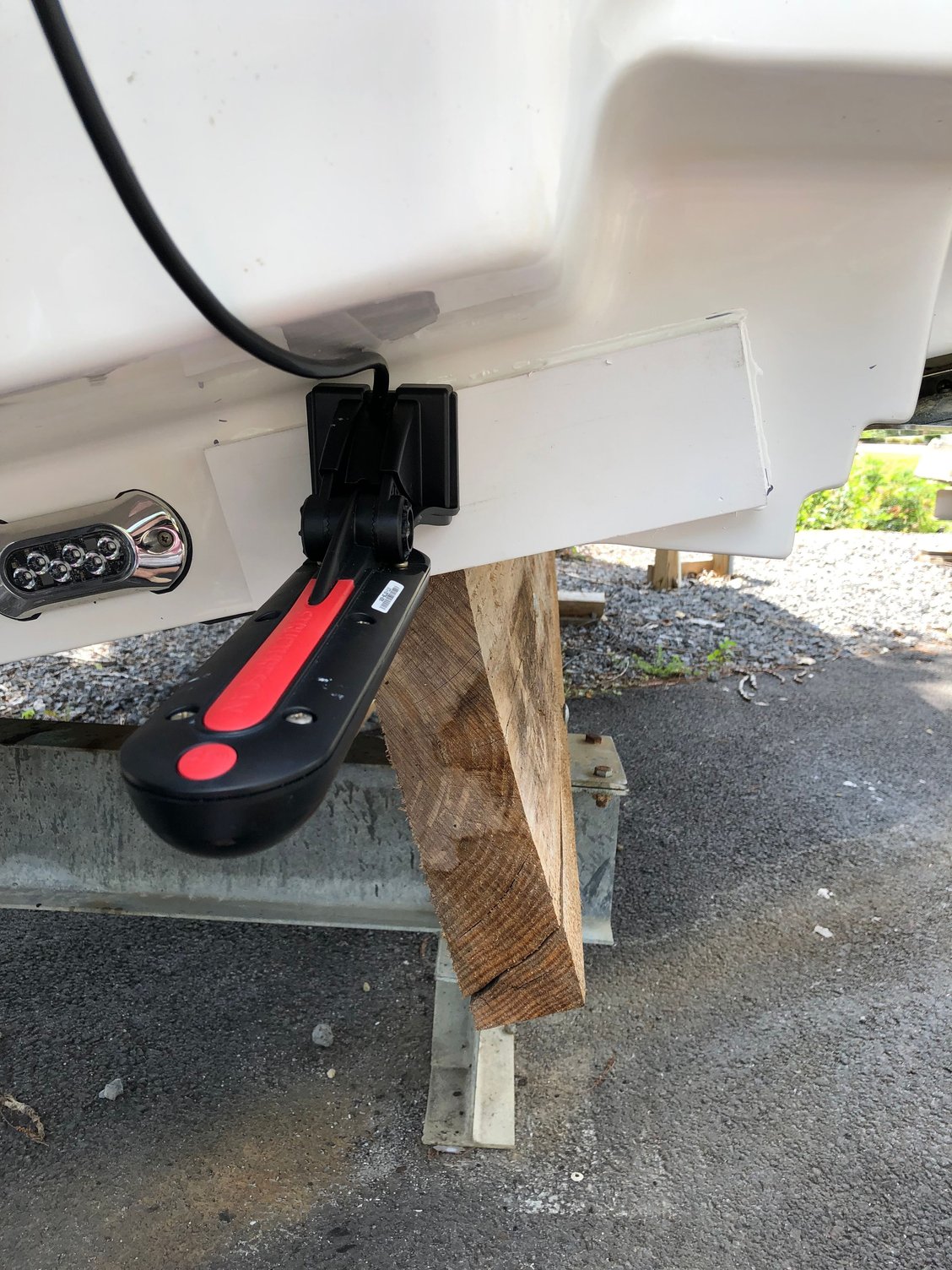 Sidescan transducer location on Contender 25 Bay (stepped hull) The