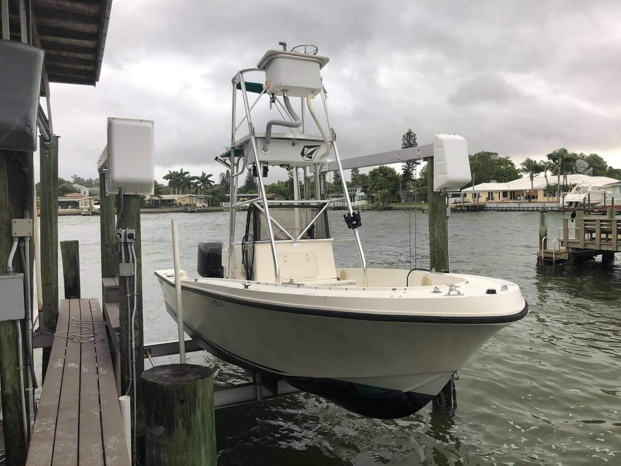 1985, 224 Classic Mako with full driving tower - The Hull