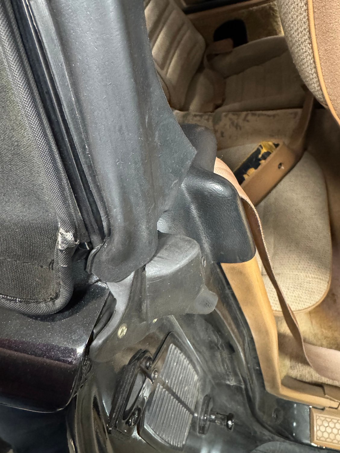 Vertical seal is not sitting right and not mating with the rubber block , compared to drivers side in next pic. 