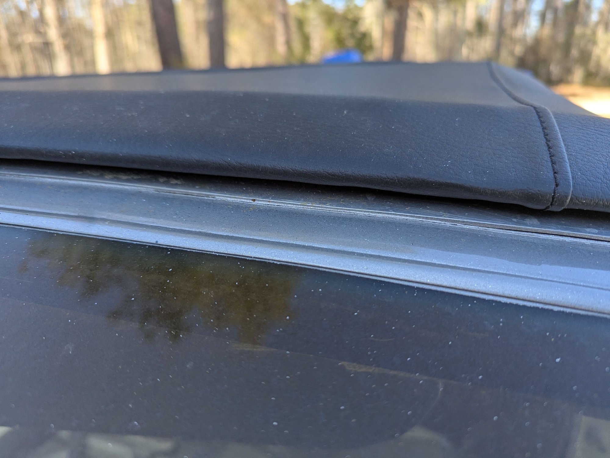 Outside view of top meeting windshield 