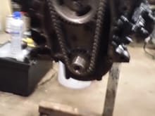 Here we see the timing put in place. Crankshaft sprocket facing up at 0 degrees, camshaft sprocket exact opposite at 180 degrees. The chain lines them up perfectly!