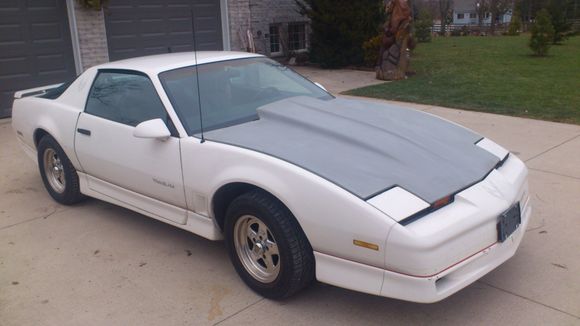 1986 trans am.

hardtop,no power options

305 with edlebrock rmp intake,holley ultra 650 fp,shortie headers,gmpp 3896962 cam,t5 5 speed,4 wheel disk breaks,positrac with 3:73's