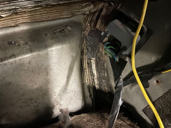 Blue and green wire, right side footwell.. what for?