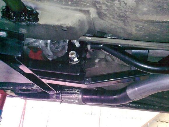 The Spohn crossmember mounted in. Here you see how the modified loop bracket is lifted in the aft part.