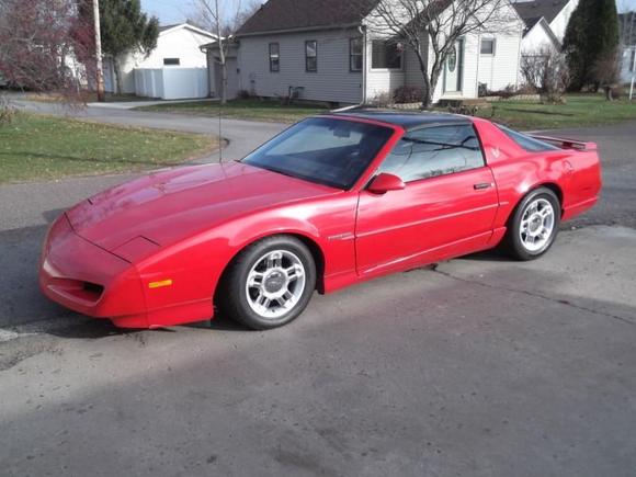 DSCF0073
92 firebird trans am- stock 5.0, stock 700r4, new catback, new windshield, new 2" lowering springs, clean facory black interior, fittapaldi 16" rims, t-tops.