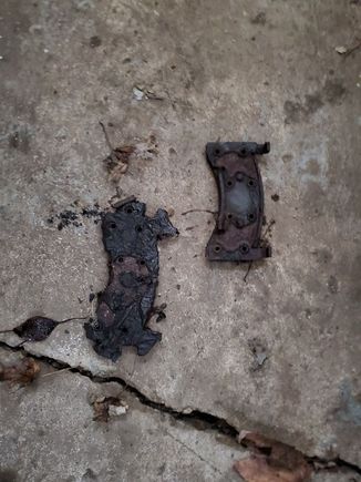 What the pads on the LR caliper looks like