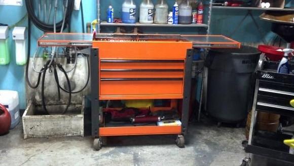 MAC tools µber cart. I dunno what it's called, but the thing's a tank.
