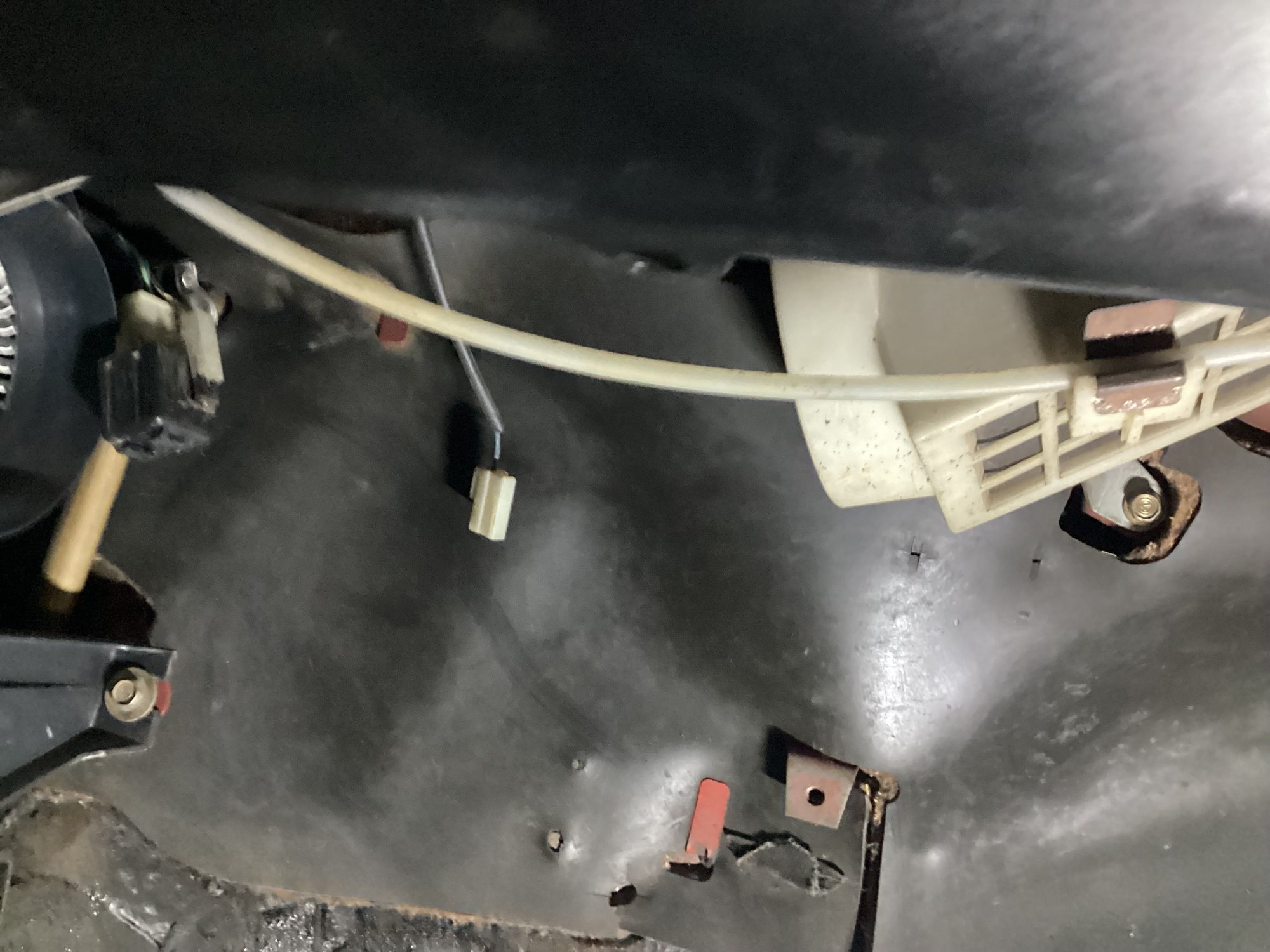 Is there supposed to be a piece of flex ductwork from the squirrel cage to the white box on the right hand side? They�re both the same diameter at just a little over 4� and is that all that�s missing?