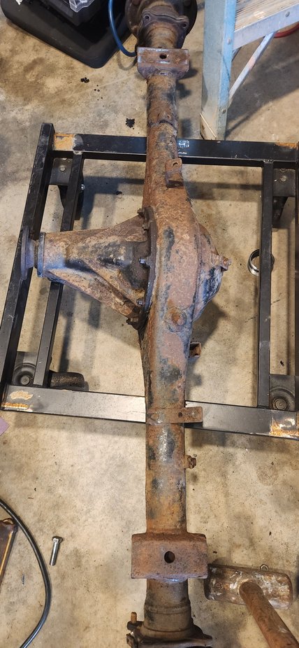 After dealing with those i decided to take a break and boost my confidence back up by taking the donor diff out of the axle. Took all of maybe 10mins. Pulled diff out and confirmed it was 4:88 as mentioned from previous owner of the front and rear axle.