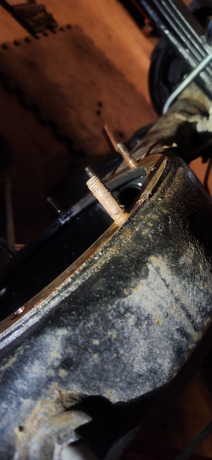 With a small gap on the bottomg i worked my way around with fitting wesges we use at work. I could see the stud flexing and moving with the diff so i was actually nervous i might snap it. With the two wedges and healthy amounts of wd40 i slowly worked them back and forth on each side trying to walk the diff off the stud. Finally after some patience and talking nice to it we finally became friends.