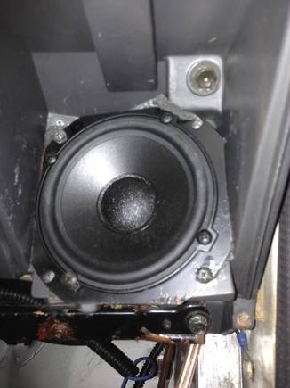 Boston 4" jammed into the 4T location.
Foam bucket behind it.