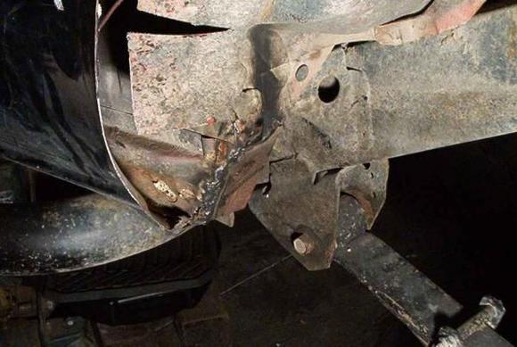 IM000322
making the tires fit. Cut all the to the body mounts.