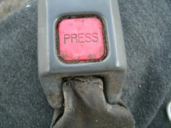 600xSeatbelt clips dissasemble2