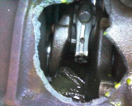 One good close up shot of the conecting rod, still atached to the crank.  Still spins on the crank bearring, only one tight spot otherwize full rotation.