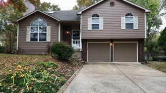 301 W Heritage Dr - Raymore, MO