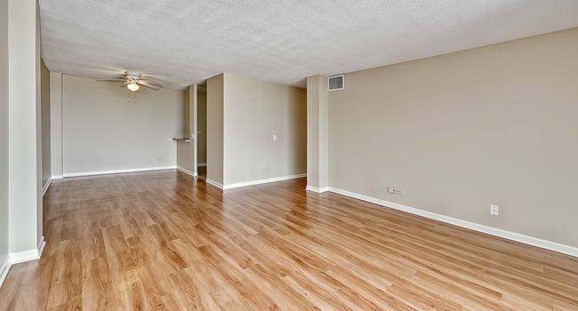 Yorktown Apartments - 125 Reviews | Lombard, IL Apartments for Rent